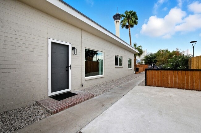 Building Photo - Fully Remodeled 2BR with Modern Upgrades &...