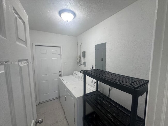 Building Photo - 2806 SW 35th Ave