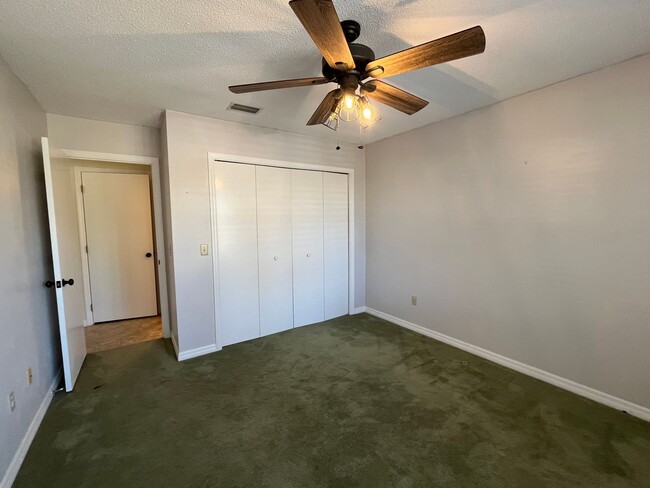 Building Photo - Bright and airy 2 Bedroom, 2 Bath home in ...