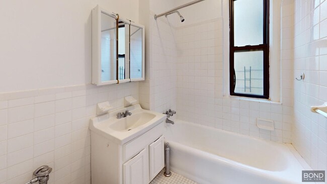 Building Photo - 325 W 77th St