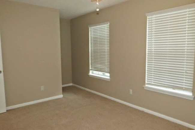Building Photo - Beautiful 3 Bedroom Townhouse!