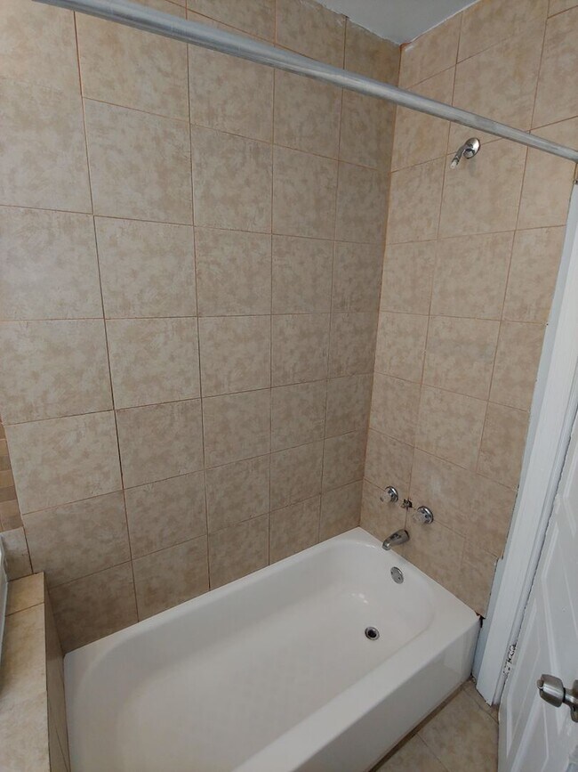 Building Photo - 3 Bedroom Home off of 60th & Cobbs Creek P...