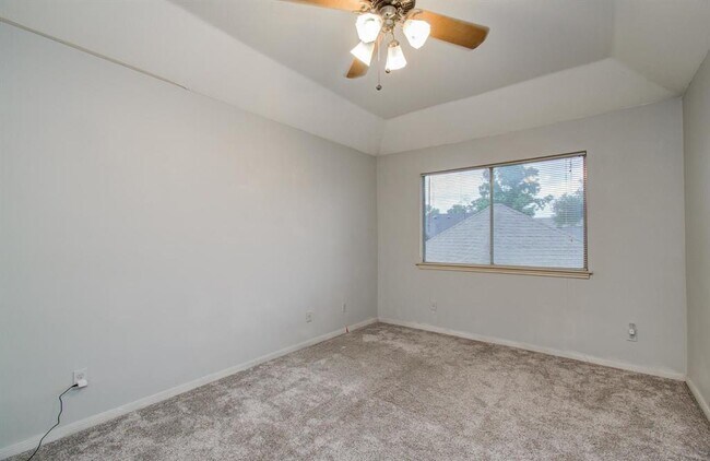 Building Photo - 5339 Holly View Dr