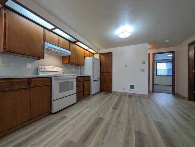 Building Photo - Great first floor 2bed/1 bath apartment in...