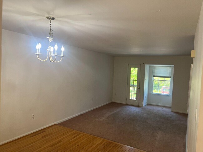 Building Photo - 120 Clover Ct