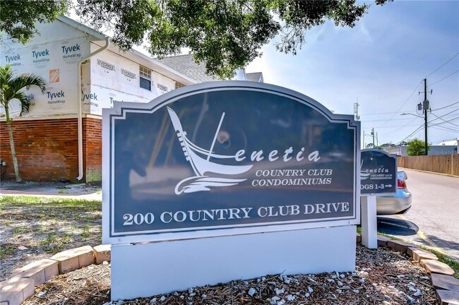 Building Photo - 200 Country Club Dr