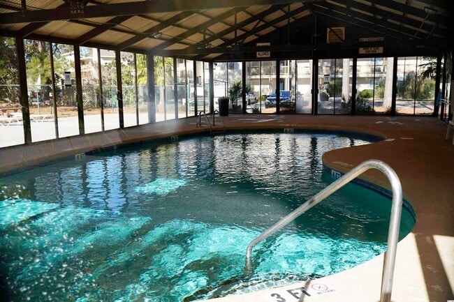 Building Photo - Winter rental! Recently renovated condo in quiet community with pools! Available from NOW through...