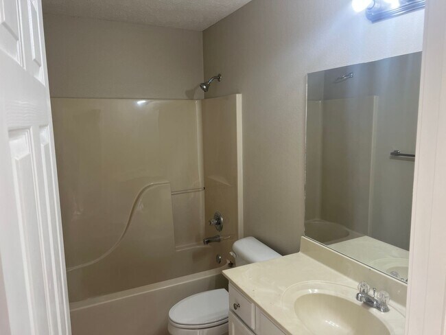 Building Photo - 3 Bed 2 Bath Home