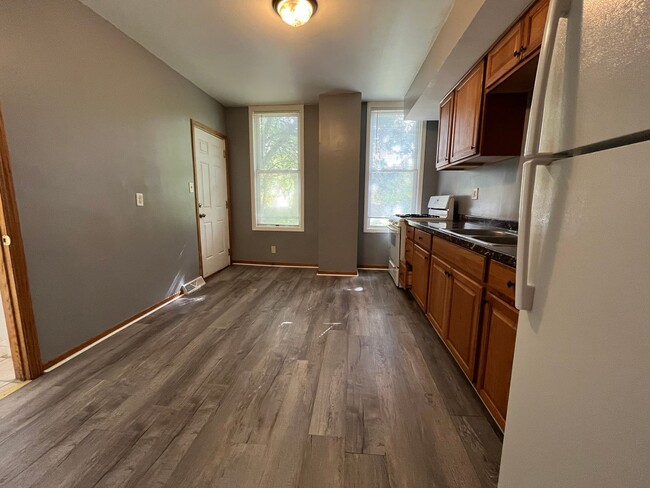 Building Photo - 666 Sims Ave