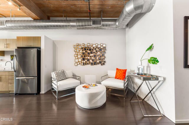 Building Photo - 530 S Hewitt St