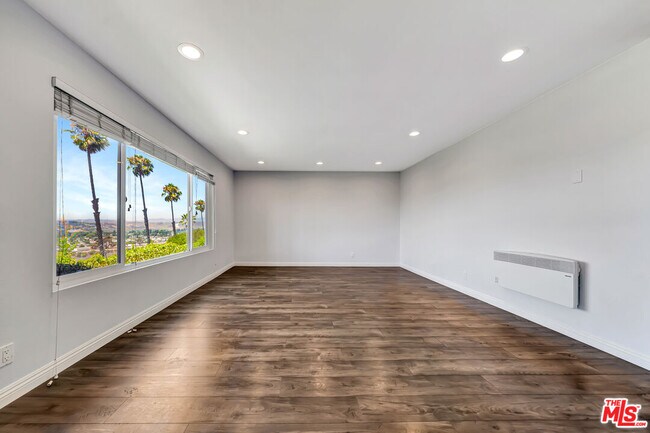 Building Photo - 3606 Vista Rey