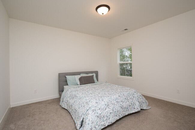 Building Photo - **LIKE NEW EXECUTIVE HOME IN A CUL-DE-SAC ...