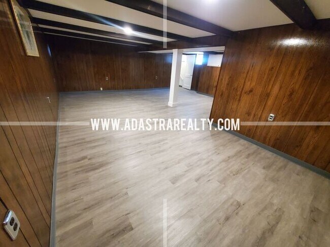 Building Photo - Spacious Overland Park Ranch Home w/Finish...