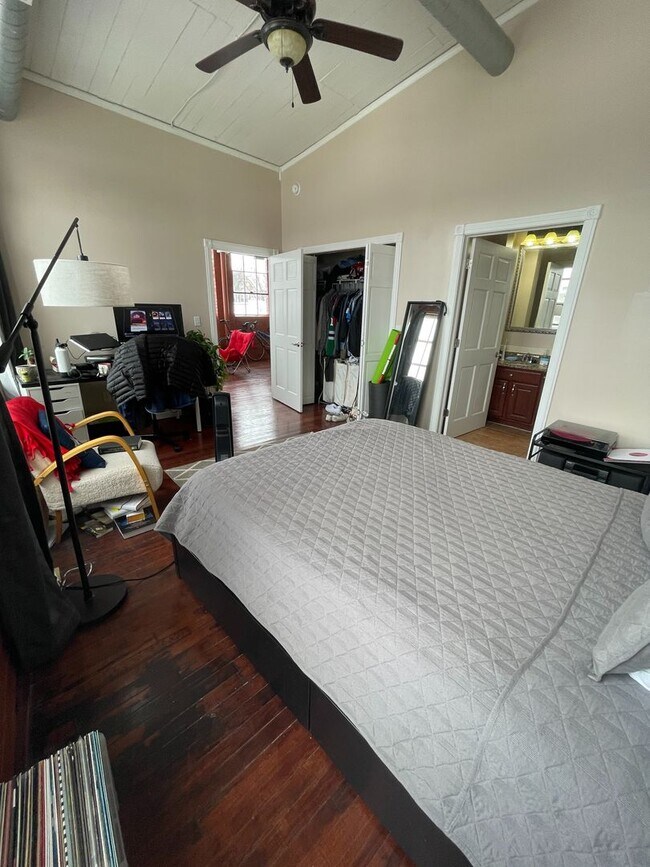 Building Photo - 2 bed 2 bath industrial style apartment *Short Term Rental*