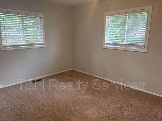 Building Photo - 636 Park Dr