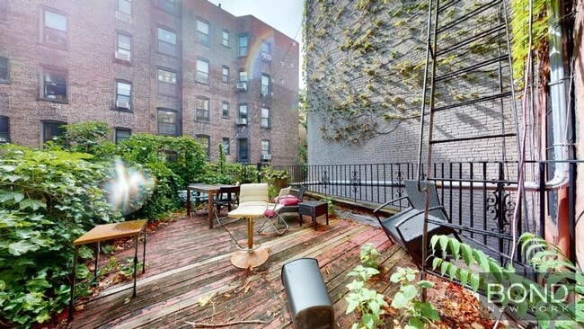 Building Photo - 322 Second Avenue