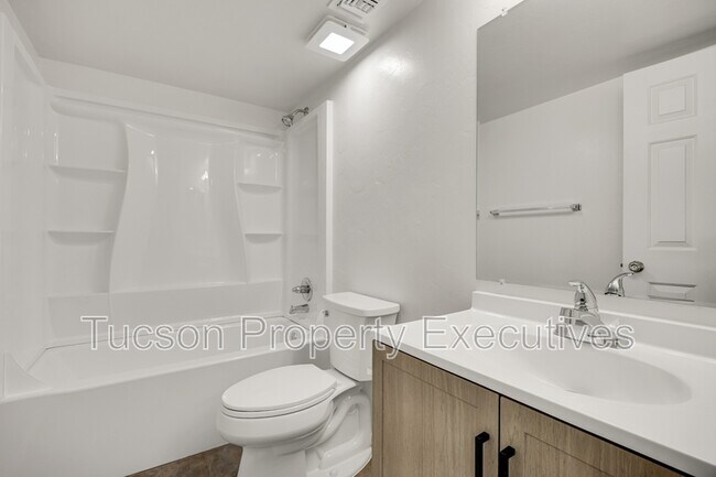 Building Photo - 2666 N Winstel Blvd