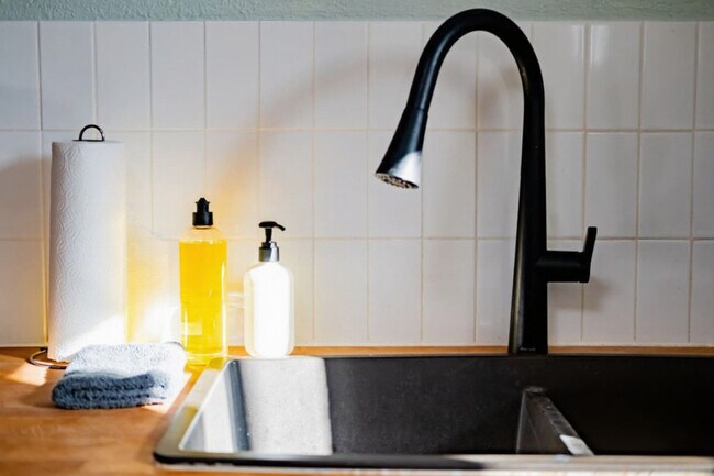 Building Photo - 170 E 100 N