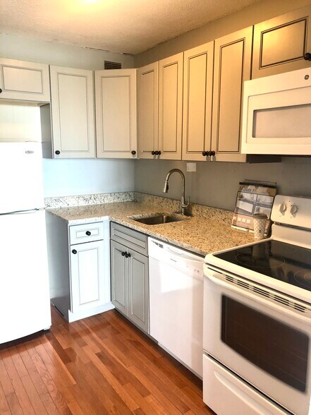 New kitchen and appliances - 2728 N Hampden Ct