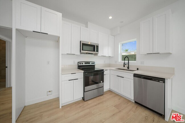 Building Photo - 6835 Yolanda Ave
