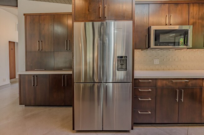 Building Photo - Luxurious Modern Living in the Heart of San Diego with Solar!