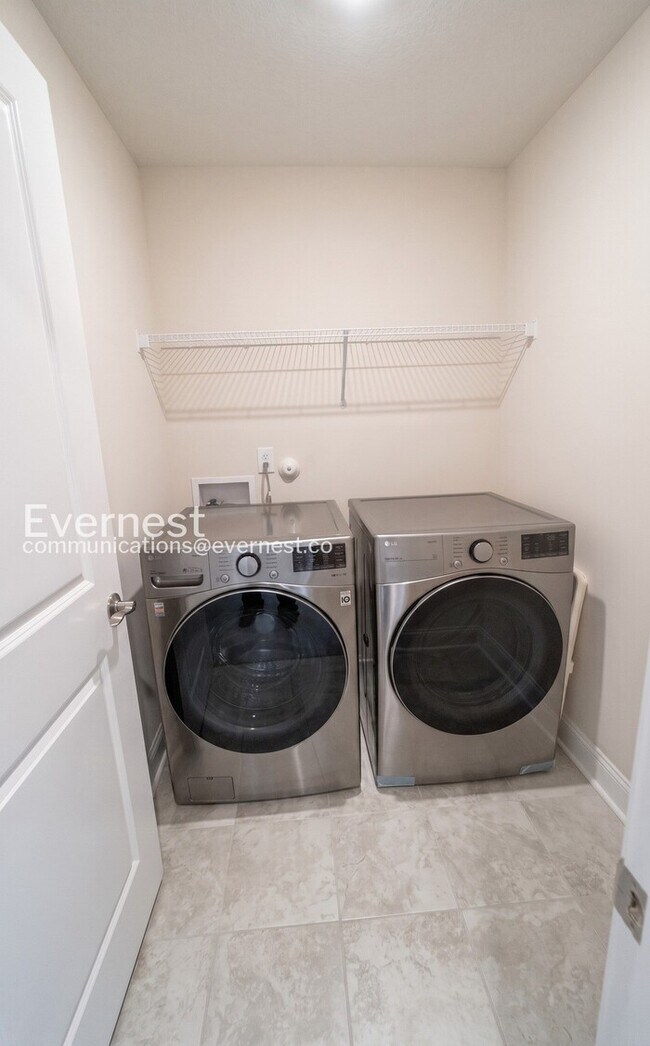 Building Photo - 5 Bed/3 Bath Home with Garage / Pet-Friendly / Available Now!