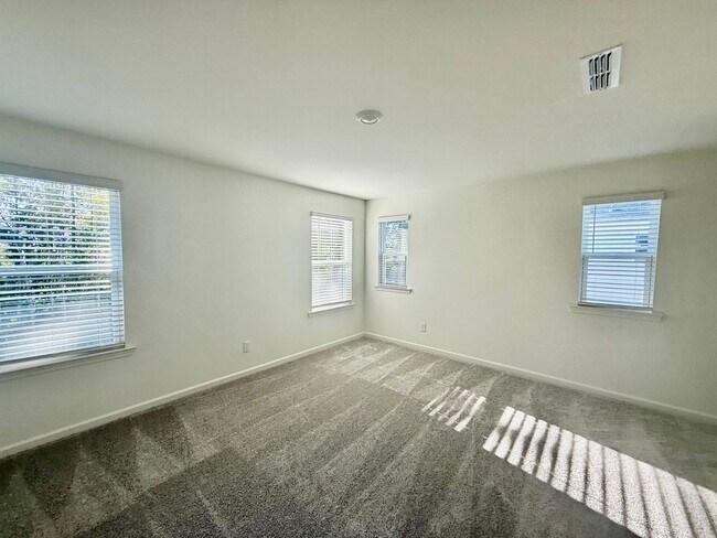 Building Photo - Three bedroom, 2.5 bath townhome in Mebane...