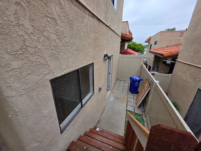 Building Photo - Beautiful 3 Bed, 2 Bath condo with 2 car garage & laundry