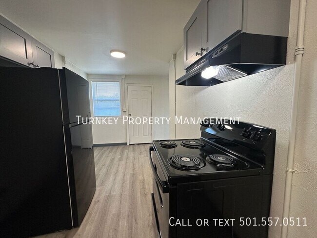 Building Photo - 904 W 25th St