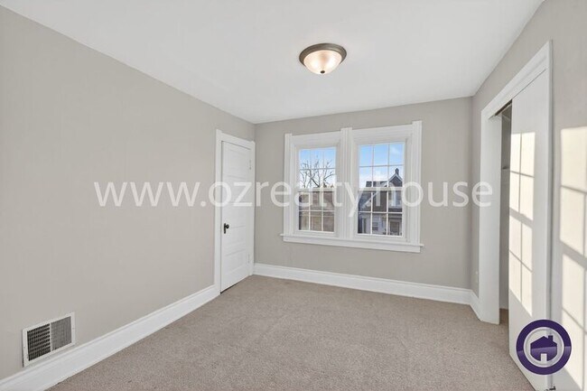 Building Photo - 837 Lorain St