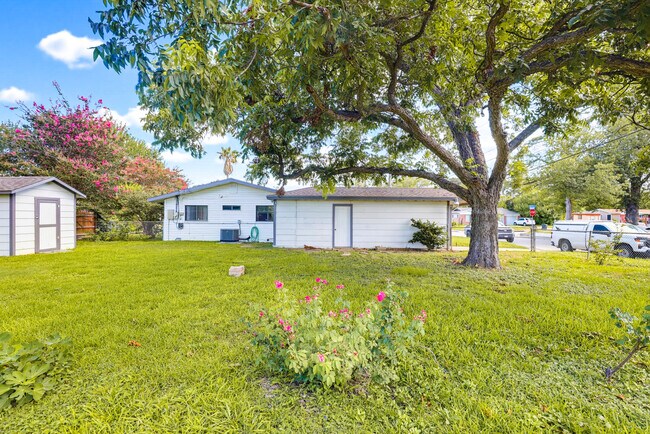 Building Photo - 271 Wayside Dr