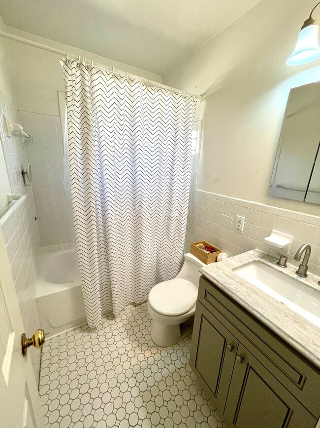 Building Photo - 1805 Piedmont Way NE