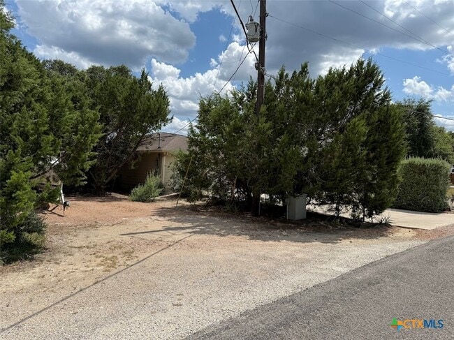 Building Photo - 1608 Lakeview Dr