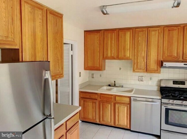 Building Photo - 2321 Bedfordshire Cir