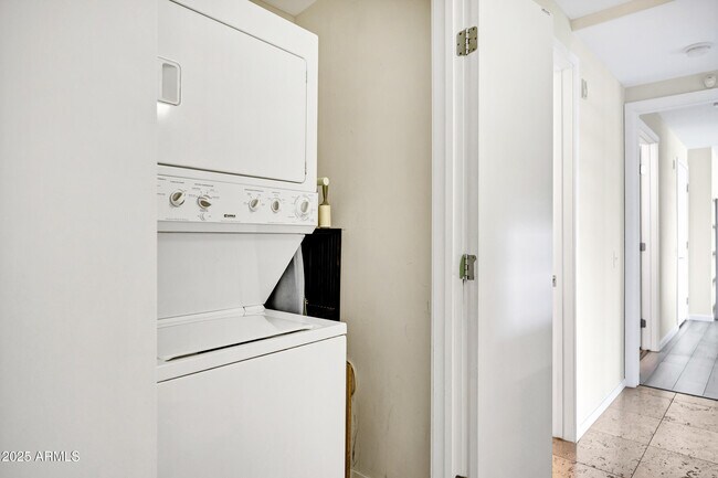 Building Photo - 7141 E Rancho Vista Dr