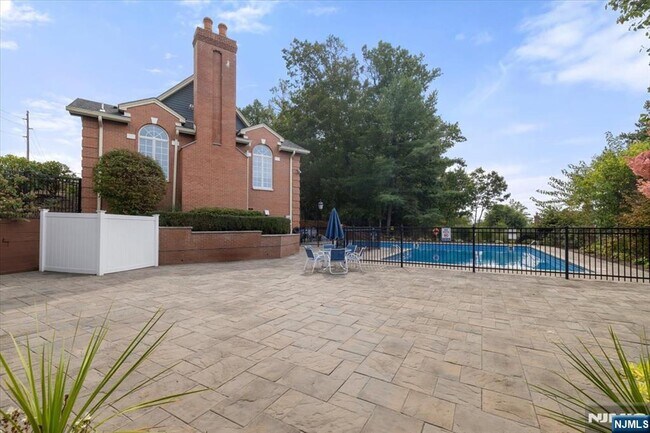 Building Photo - 372 Cambridge Dr