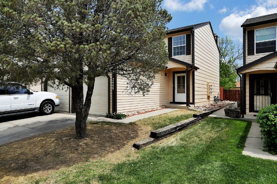 Primary Photo - Fully Remodeled End-Unit Townhome Near Pet...