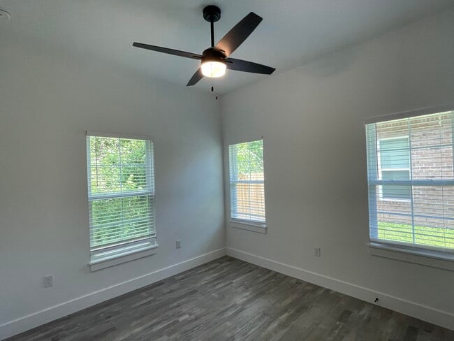 Building Photo - 1321 Cedar Ave S