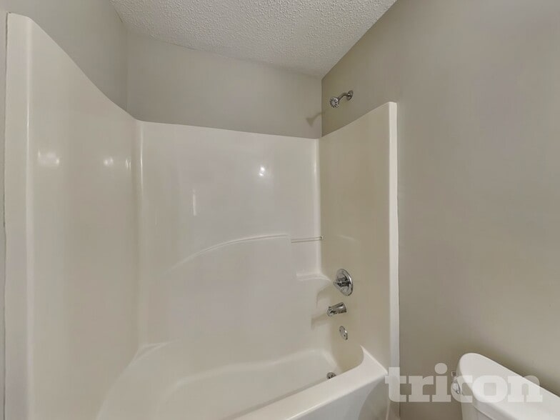 Building Photo - 621 Savannah Dr