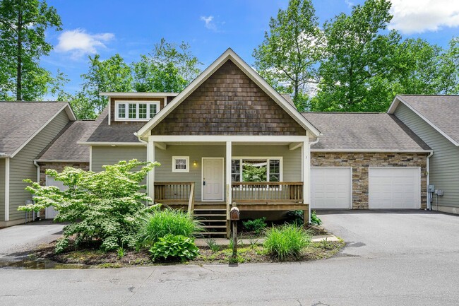 Building Photo - Black Mountain Townhouse Rental!
