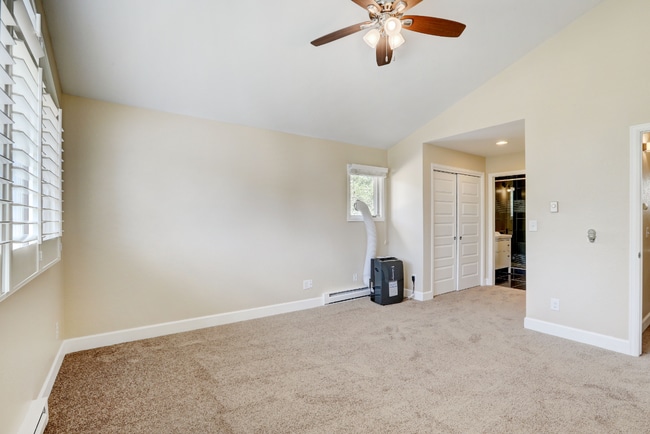 Building Photo - Spacious & Modern Home in Crestmoor Park!