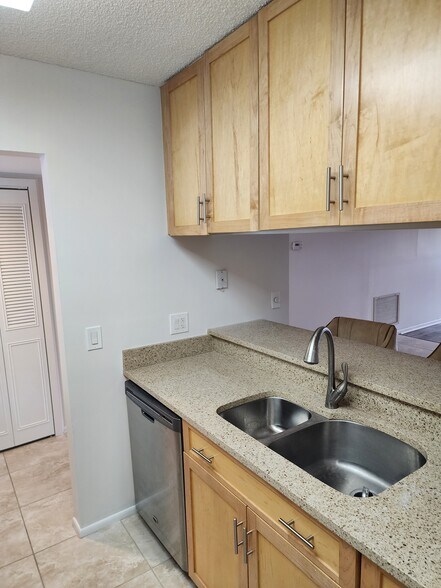 Building Photo - 28 Plantation Dr