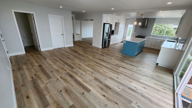 Building Photo - 4 bedroom, 2.5 bathroom home in the desirable Mt Soledad neighborhood.