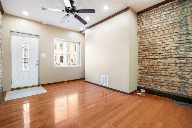 Building Photo - 424 S Eden St