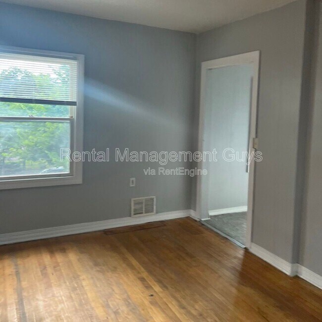 Building Photo - 2110 Fremont Ave N