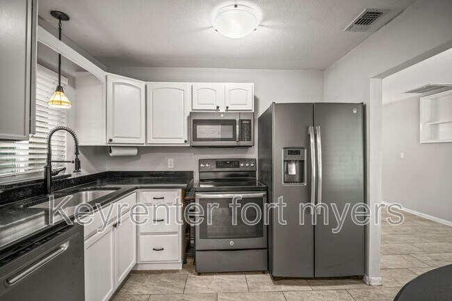 Building Photo - 2210 Parkview Dr