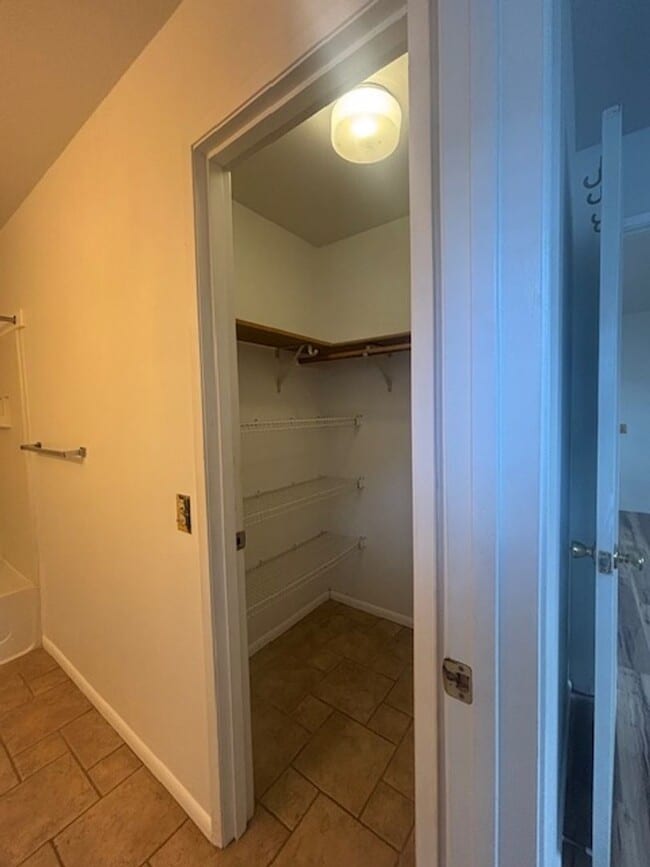 Building Photo - Refreshed 1 Bedroom/ 1Bath Condo in Gated Community