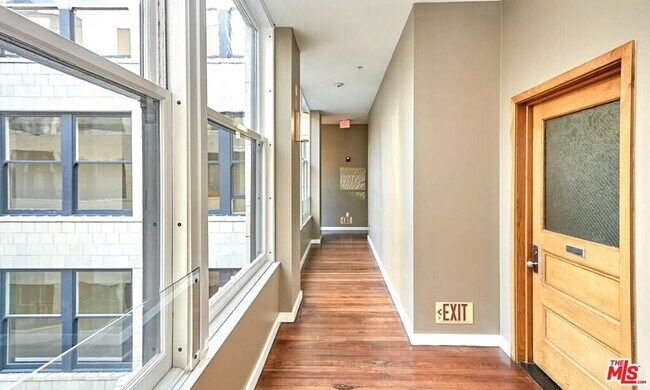 Building Photo - 257 S Spring St