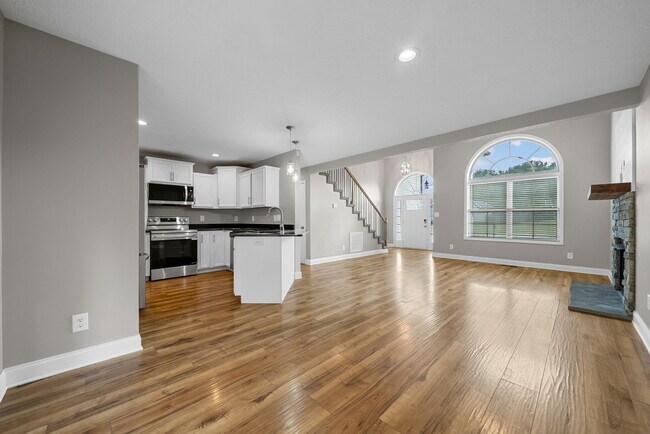 Building Photo - 1725 Rains Rd