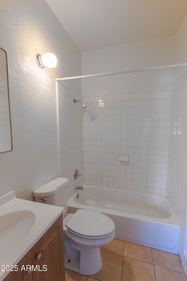 Building Photo - 2032 W Adams St